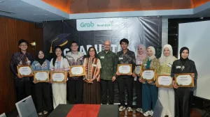 Perjuangan Berbuah Manis, 11 Mahasiswa Angkatan Pertama Anak Mitra Grab Raih Gelar Sarjana