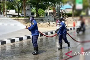Pemkab Karawang Lakukan Penyiraman untuk Atasi Debu Dampak Proyek Perbaikan Jalan Tuparev