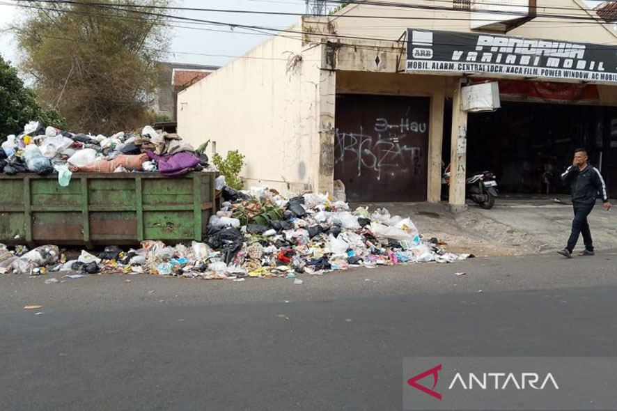 Tumpukan Sampah di Garut Mulai Diangkut ke TPA Pasirbajing