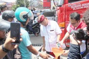 Antrean BBM Bali Mengular, Gubernur Koster Turun Tangan Isi BBM Pakai Jerigen Manual