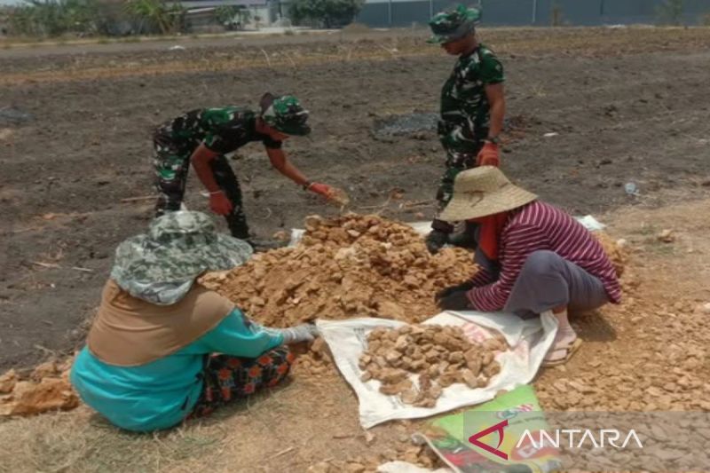 Buat Sumur Bor, TNI Bantu Atasi Kesulitan Air Bersih Warga Desa di Pamekasan 