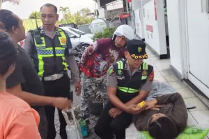 Dramatis! Anggota Polres Jembrana Evakuasi Warga yang Kejang saat Antre BBM