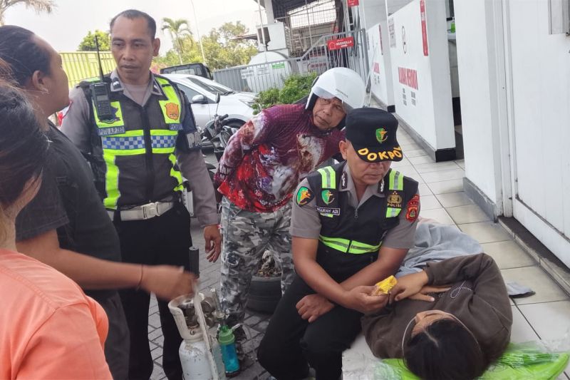 Dramatis! Anggota Polres Jembrana Evakuasi Warga yang Kej...