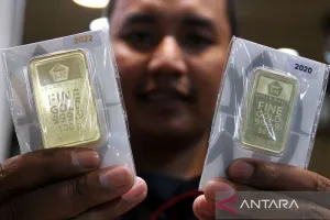 Harga Emas Antam Turun Rp13...