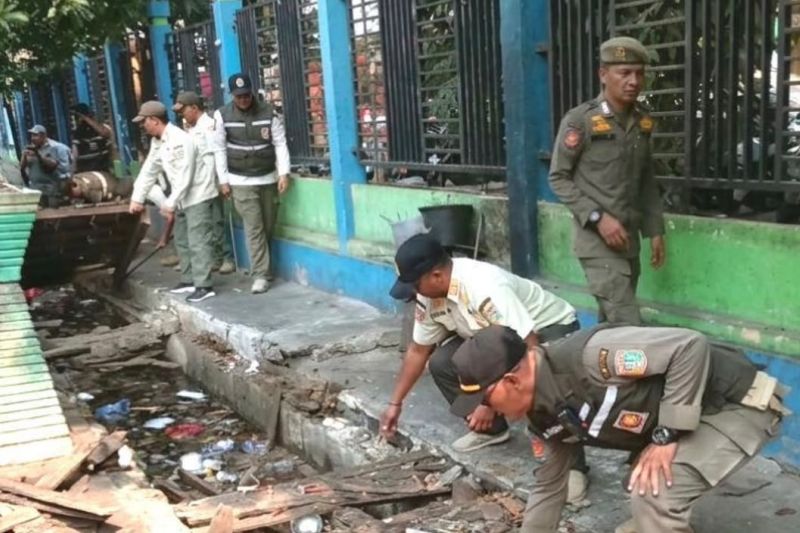 Kembalikan Fungsi Fasilitas Umum, Petugas Gabungan Tertibkan 22 Lapak Pedagang di Pasar Koja Baru