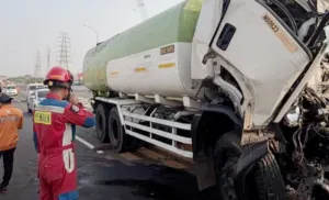 Kronologi Truk Tangki Tabrak Truk Kontainer di Jakut, Korban Tewas Dievakuasi Gulkarmat