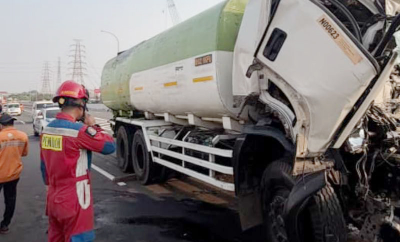 Kronologi Truk Tangki Tabrak Truk Kontainer di Jakut, Kor...