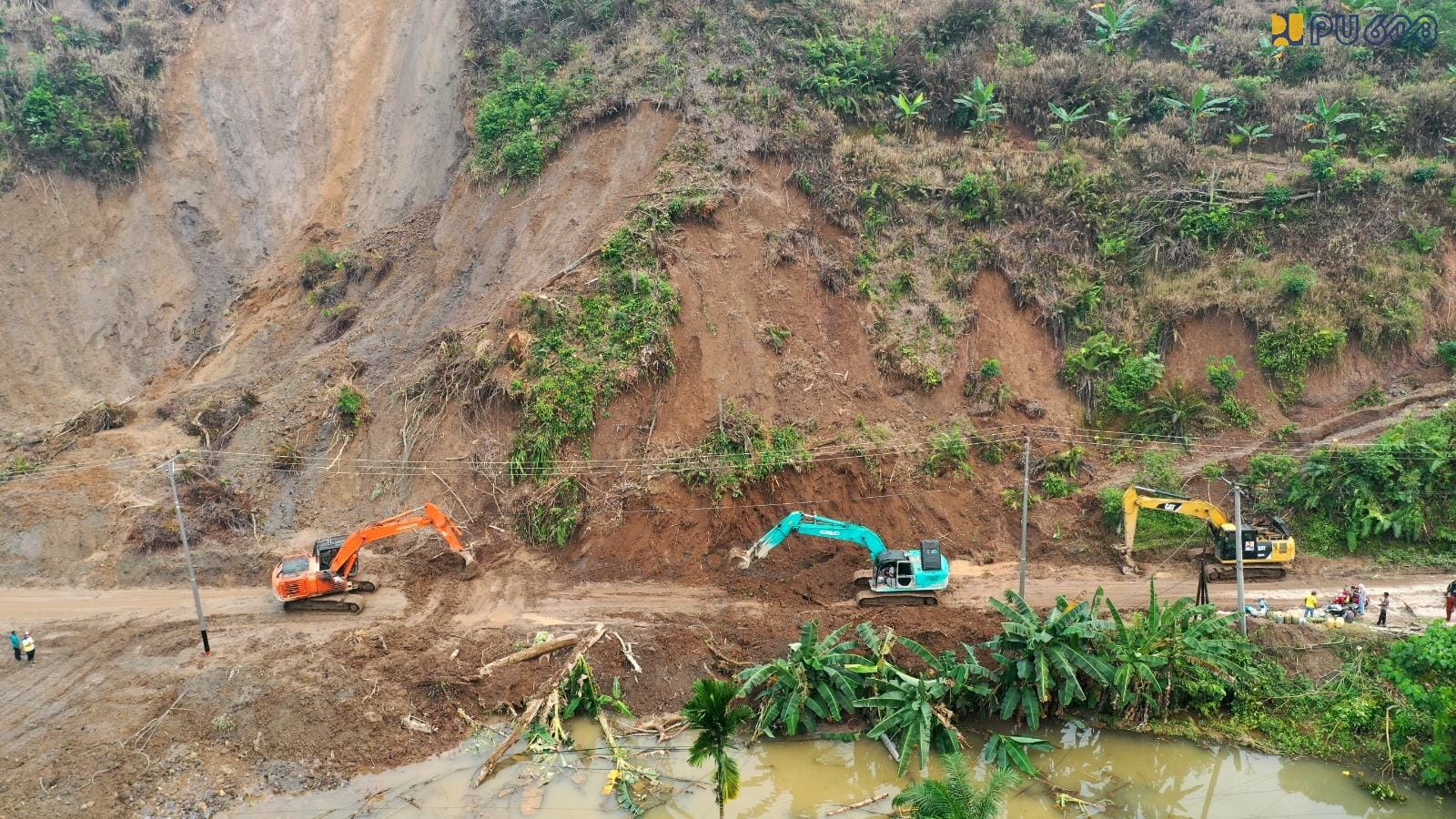 Jalan Nasional Tapan - Batas Jambi Mulai Pulih, PU Salurkan 8.000 Liter Air Bersih untuk Warga Pesisir Selatan