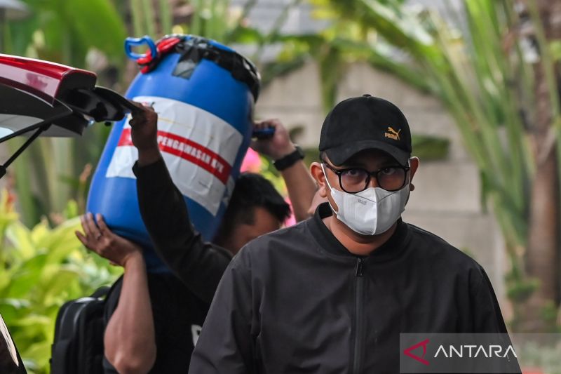 OTT Bupati Klaten Hamenang Wajar Ismoyo, Tong Biru Berisi Uang Jadi Sorotan
