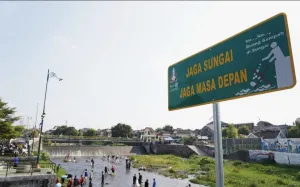 Santri Reresik Kali Code, Dorong Sungai Jadi Ruang yang Lebih Asri