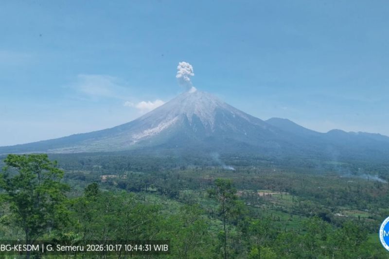 Aktivitas Vulkanik Gunung Semeru Meningkat! Tiga Kali Erupsi, Letusan Capai 1 Km