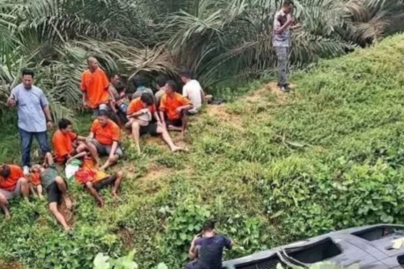 Kendaraan Khusus Tahanan Tabrakan Lawan Tronton di Labuhanbatu