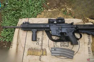 Senjata Jenis Caracal Kaliber 5,56 MM Milik OPM Ditemukan TNI di Sebuah Gua di Maybrat