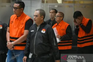 KPK Temukan Tong Biru Berisi Rp934 Juta di Rumah Adik Bupati Klaten.