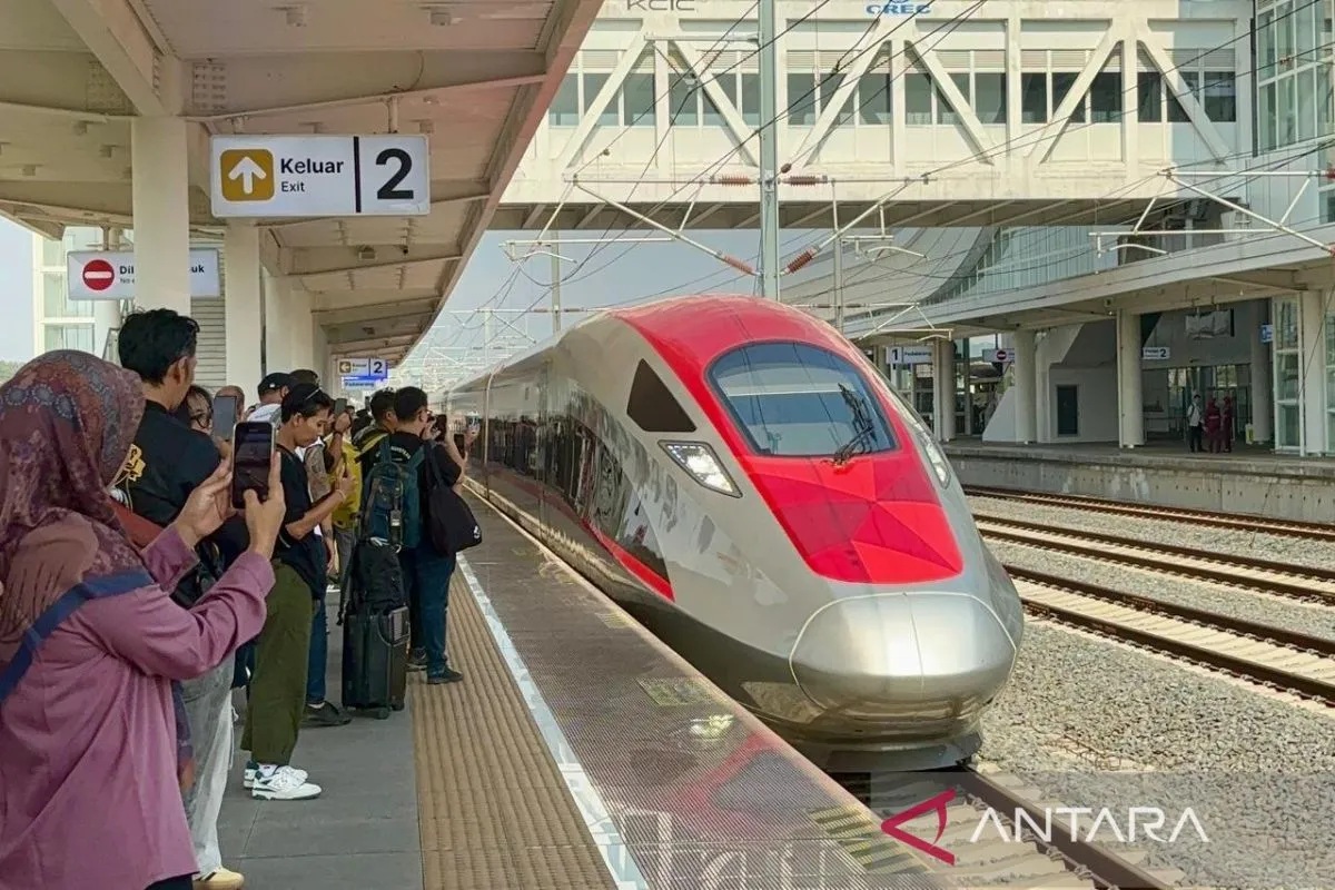 Tiga Tahun Beroperasi, Kereta Cepat Whoosh Sudah Melayani 18,2 Juta Penumpang 