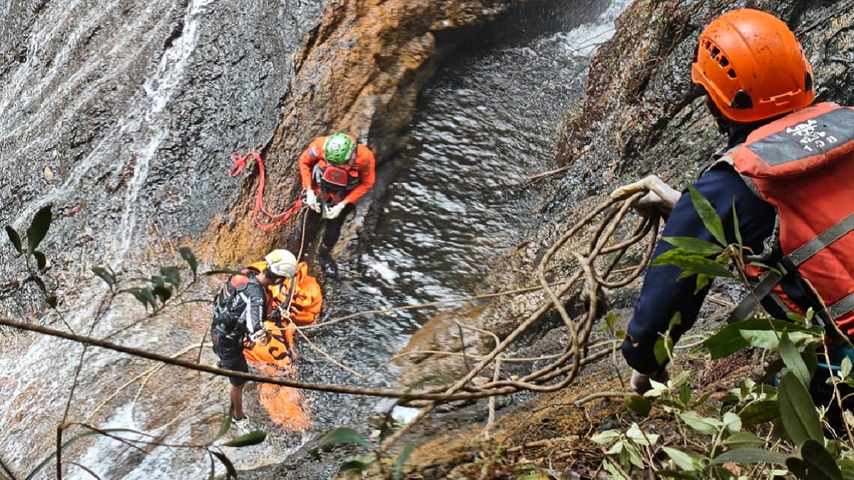 Video Viral, Terpeleset di Atas Air Terjun Robo Harau, Se...
