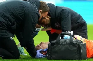 Emiliano Martinez Naik Meja...