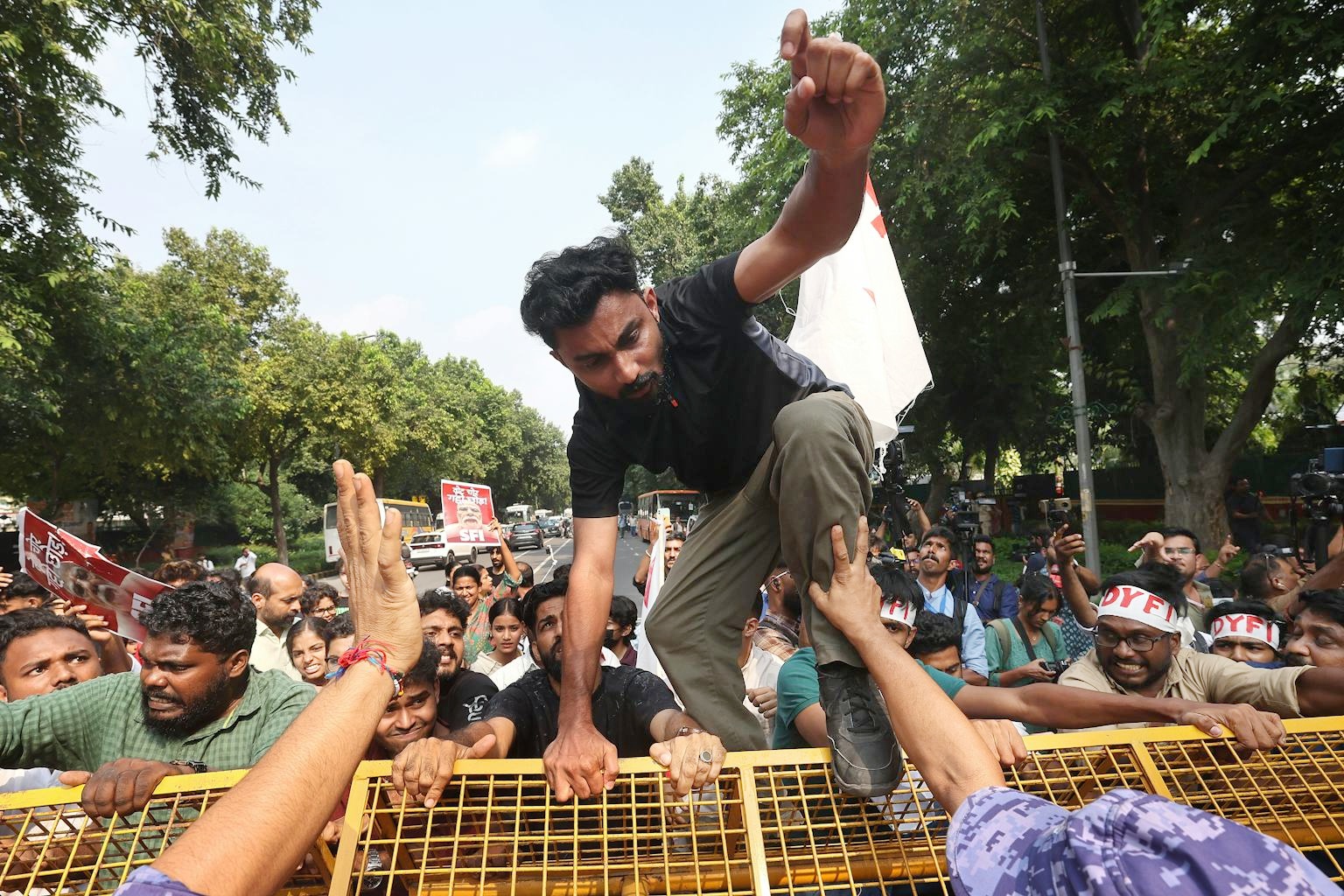 Pemuda India Gunakan AI untuk Bantu Ratusan Demonstran ya...