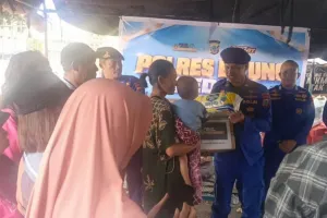 Pendistribusian Bantuan untuk Korban Kebakaran 17 Rumah di Kota Bitung