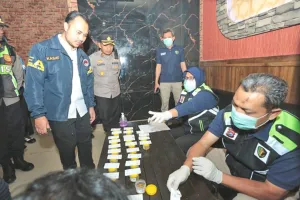 Polres Madiun Razia Cafe K5 dan Tes Urine Pengunjung untuk Deteksi Narkoba