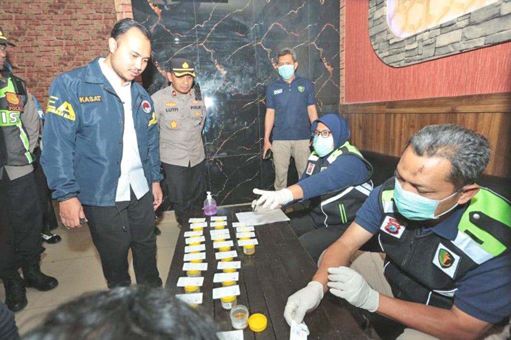 Polres Madiun Razia Cafe K5 dan Tes Urine Pengunjung untu...