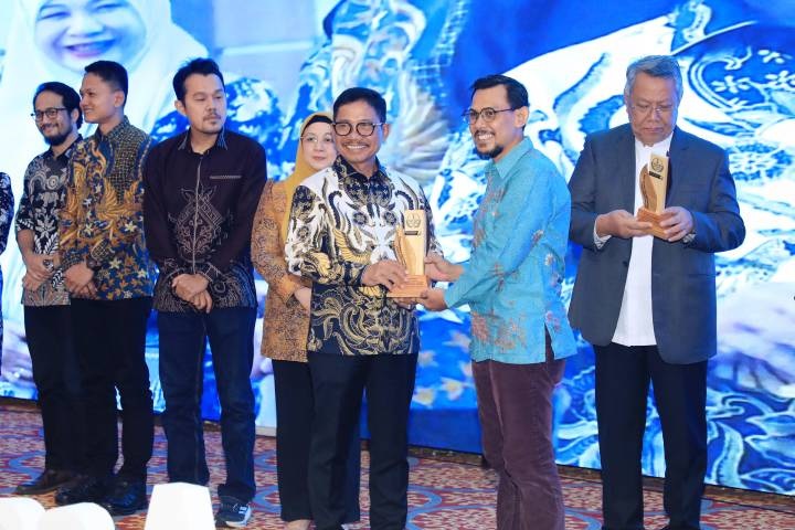 Wali Kota dan Wakil Wali Kota Tangerang Raih Banten Achie...