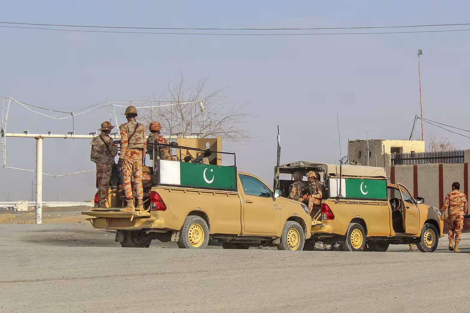 Afghanistan-Pakistan Terlibat Kontak Senjata Sengit di Pe...