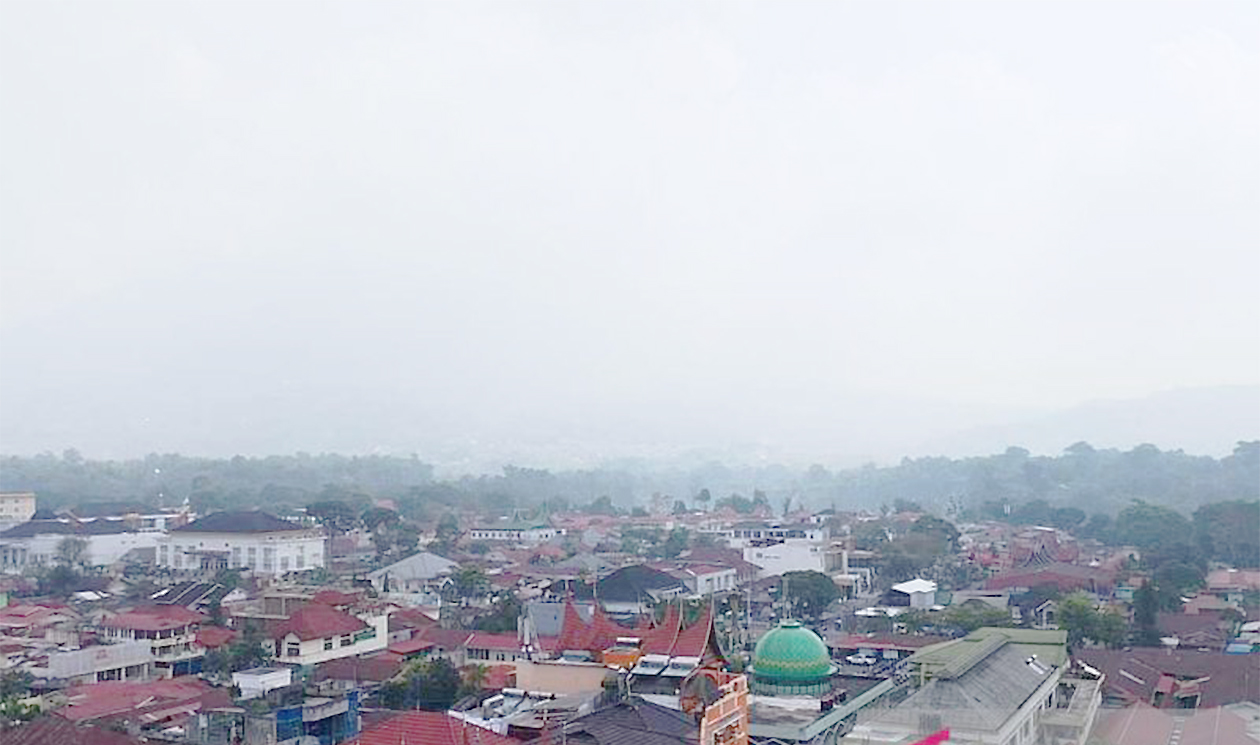 Bahaya Racun di Udara, Warga Bukittinggi Diimbau Tak Keluar Rumah Tanpa Masker