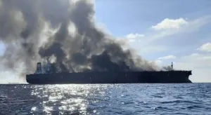 Iran: Kapal Tanker Minyak Terbakar Usai Menabrak Ranjau di Selat Hormuz