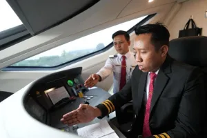 Operasional Kereta Cepat Wh...