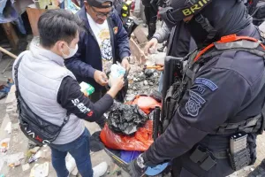 Polisi Sisir Kampung Boncos, Temukan Alat Isap dan Perlengkapan Narkoba