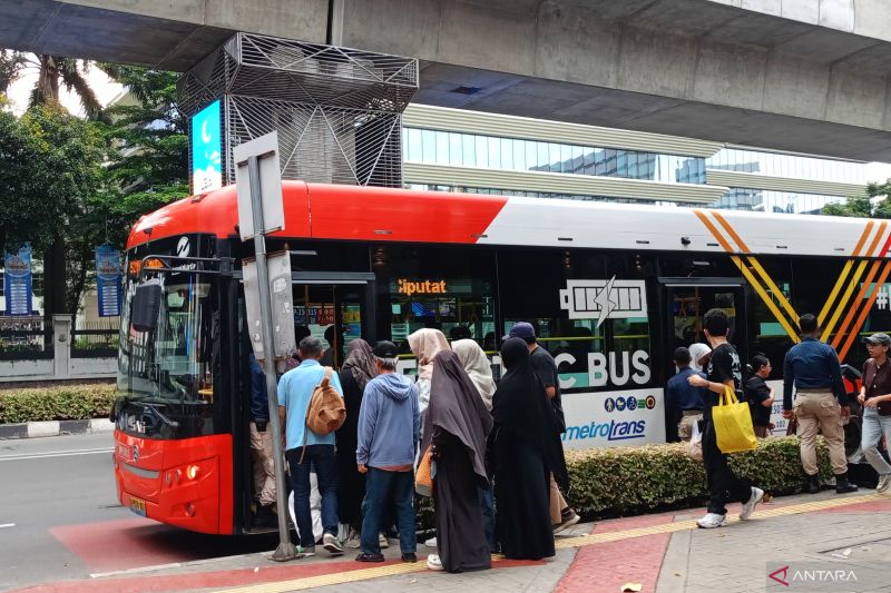 Tabrakan Truk di Cawang Akibatkan Belasan Rute Bus Transjakarta Terlambat 