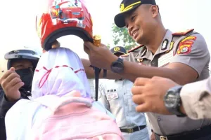 Tingkatkan Kesadaran Berkendara, Polresta Kendari Bagi-bagi helm ke Pengendara