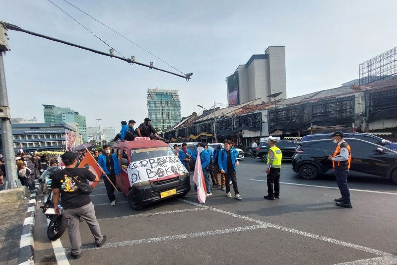 Dua Tahun Prabowo-Gibran, Mahasiswa BEM UI Gelar Aksi di Tugu Tani