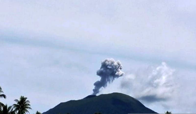 Gunung Ibu di Maluku Utara Meletus Lima Kali dalam Hitung...