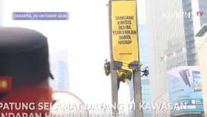 Protes Karhutla, Aktivis Greenpeace Bentangkan Spanduk di Patung Selamat Datang Bundaran HI 