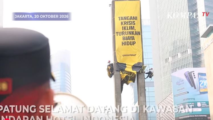 Protes Karhutla, Aktivis Greenpeace Bentangkan Spanduk di...