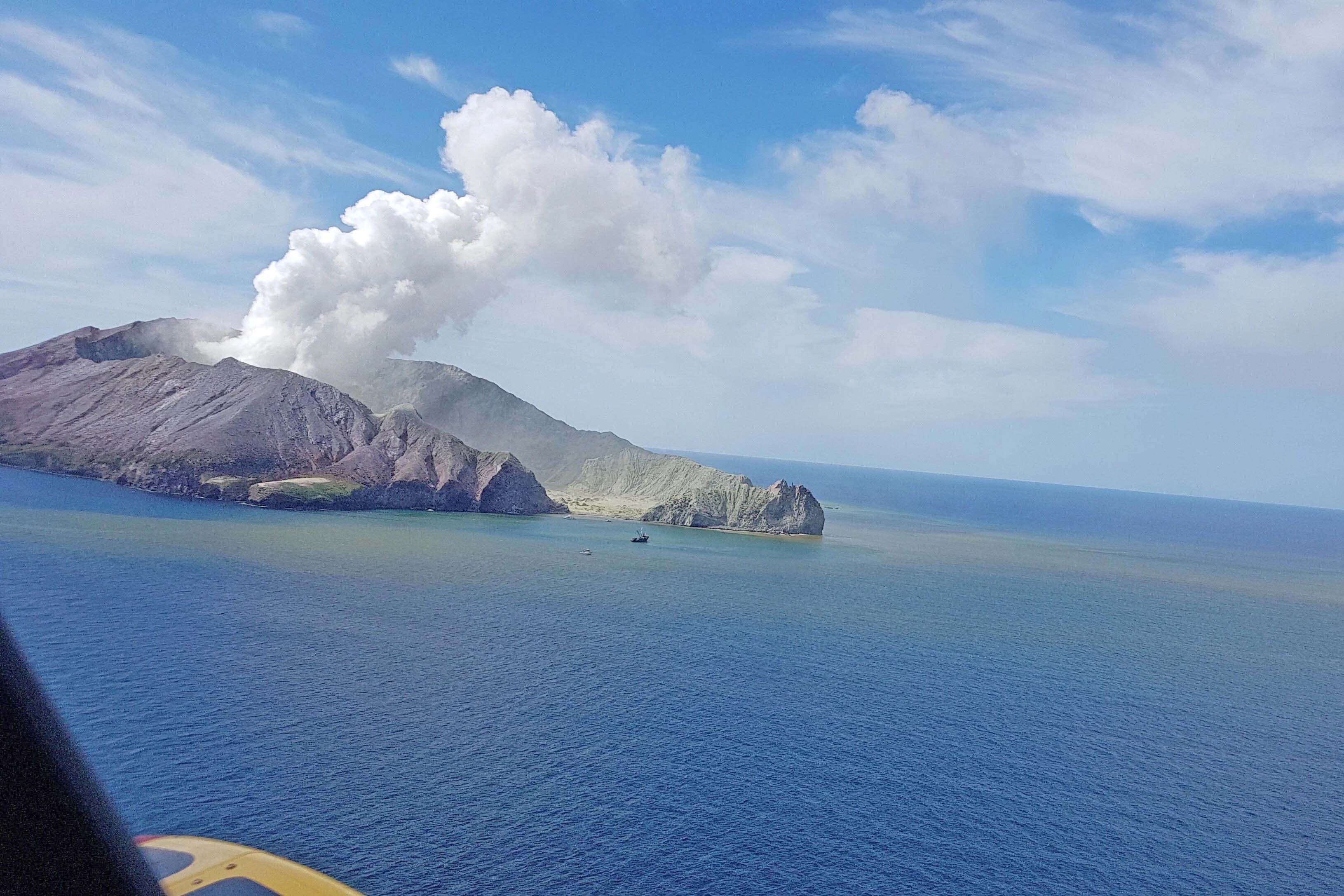 Gunung Whakaari New Zealand Erupsi, Muntahkan Abu Vulkani...
