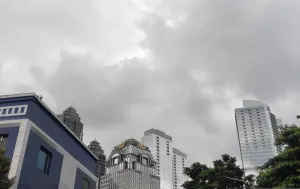 Jakarta Berawan Tebal Pagi Ini, Suhu Siang Diprediksi Capai 36 Derajat