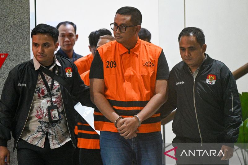 KPK Geledah Rumah Dinas Bupati Klaten, Sejumlah Dokumen d...