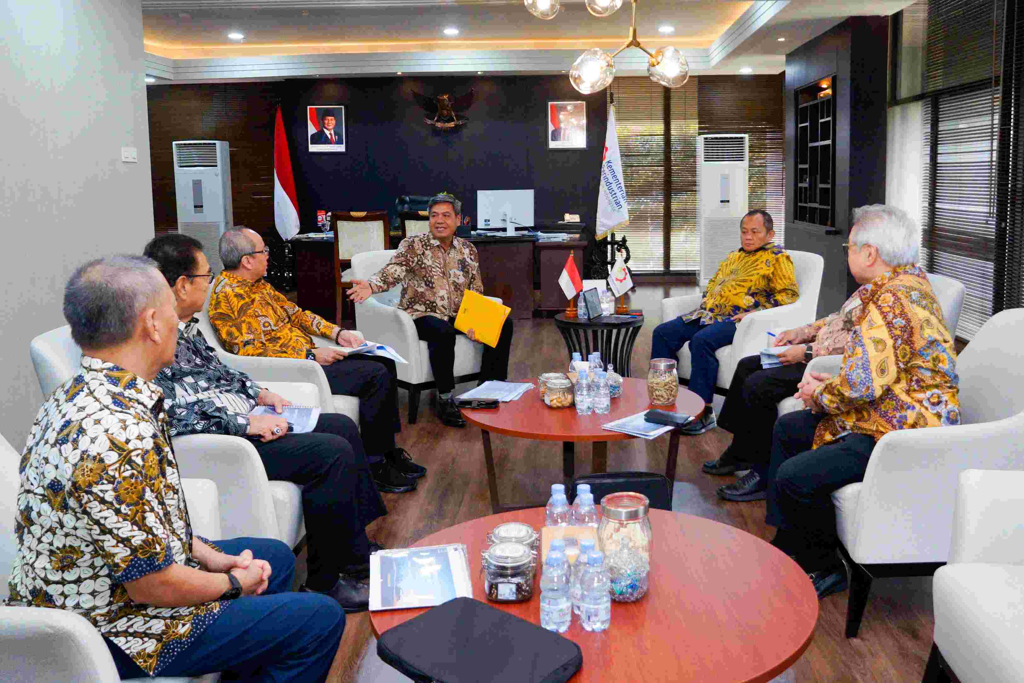 Mobil Hybrid dan REEV Bakal Bebas Ganjil-Genap hingga Parkir Khusus, Menperin Sarmuji Siapkan Insentif Nonfiskal