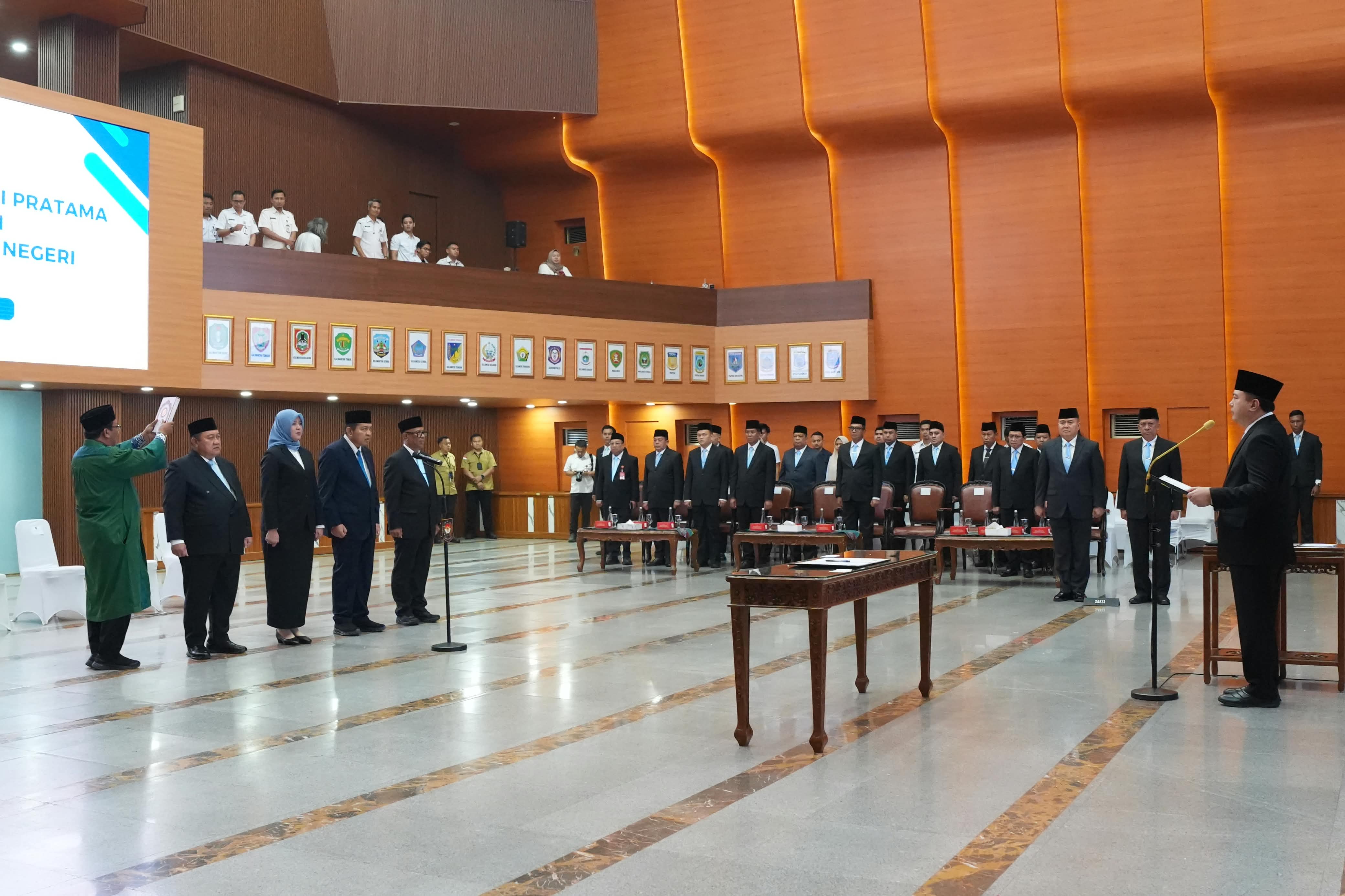 Sekjen Kemendagri Tomsi Tohir Lantik 4 Pejabat Baru, Mint...