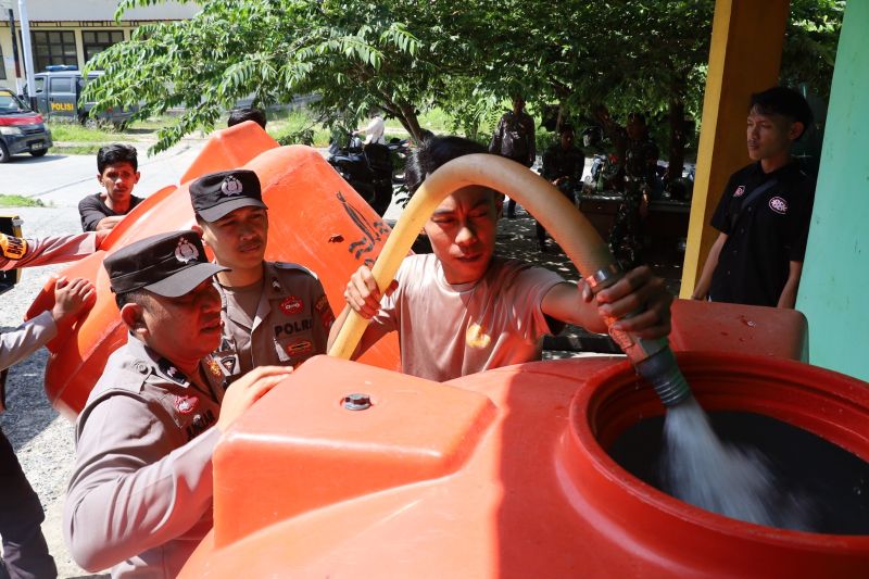 Alami Keterbatasan Air, Polres Natuna Salurkan 8 Ton Air Bersih Gratis untuk Pedagang Pasar Ikan Ranai 