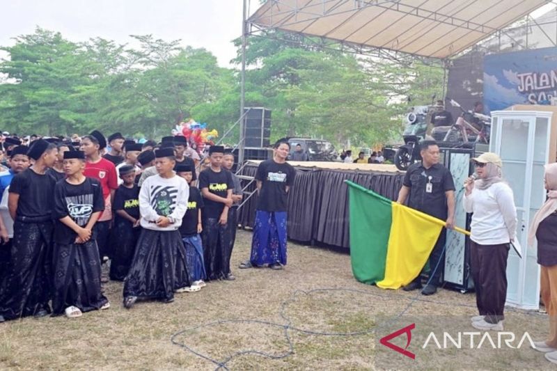 Jalan Sehat Sarungan Meriahkan Hari Santri Nasional dan P...