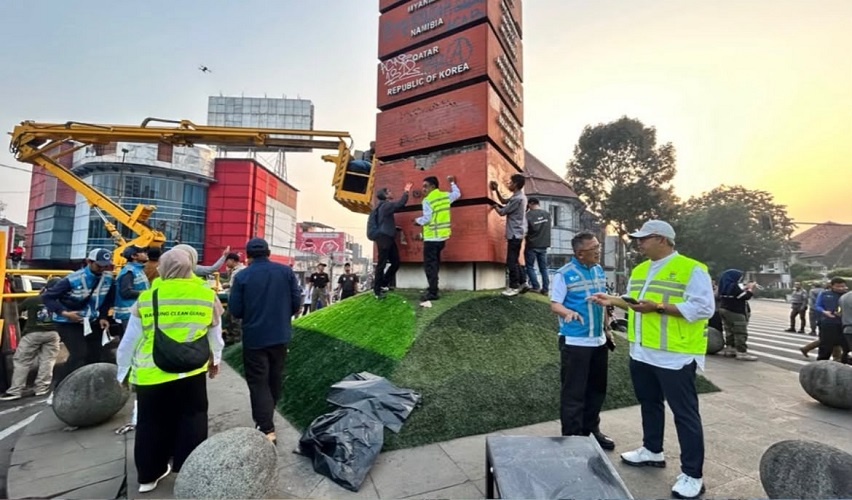 Pemkot Bandung Bersihkan Vandalisme di Sejumlah Ruas Kota...