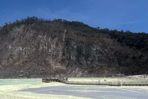 Pesona Kawah Putih Teruji, Kunjungan Tetap Ramai di Tengah Susutnya Air