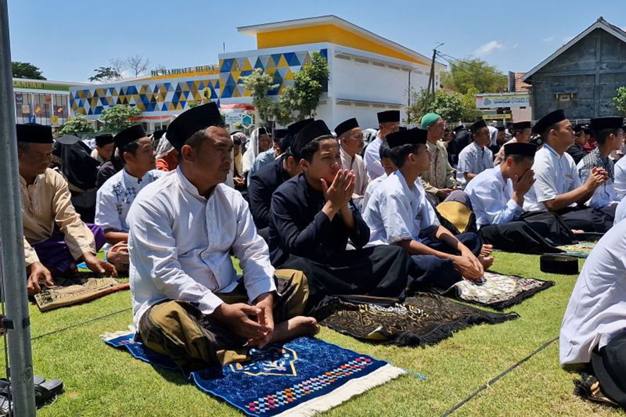 Ribuan Santri Ponorogo Menggelar Shalat Istisqa Memohon Hujan