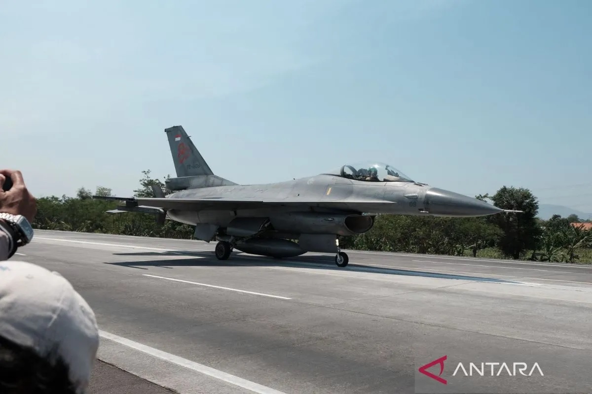 TNI AU Uji Coba Landasan Alternatif Pesawat Tempur di Jalan Tol Paspro Jatim