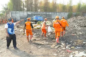 Forkopimko Jakbar Bersihkan Puing Lapak Narkoba di Kampung Ambon