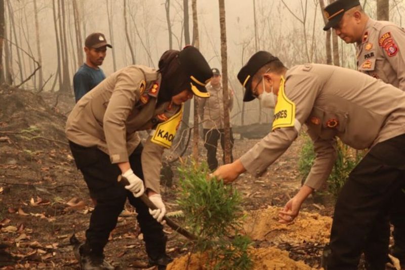 Pulihkan Lahan Karhutla, Kapolres Gunung Mas AKBP Arum Sa...